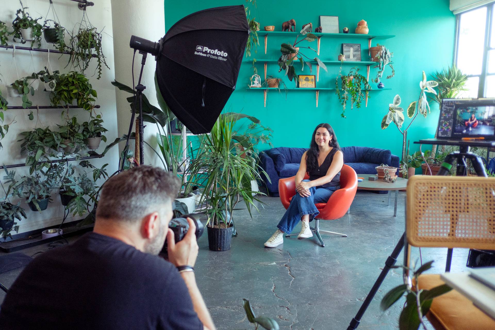 Flash vs luz continua: ¿cuál elegir según el tipo de fotografía? 1 profoto d30 andrew tomasino BTS 0291 large