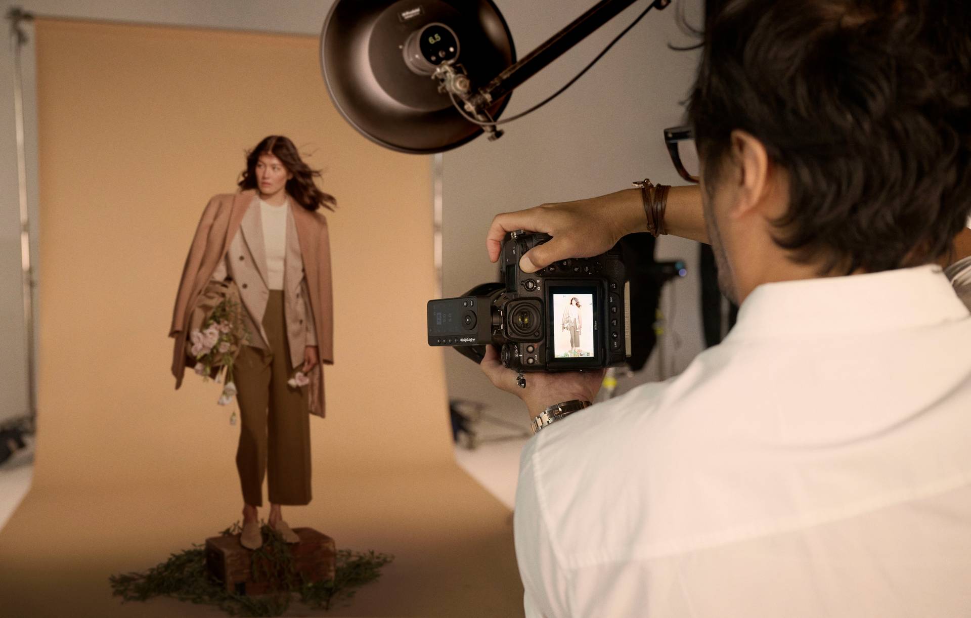 Flash vs luz continua: ¿cuál elegir según el tipo de fotografía? 6 profoto d30 yussai BTS 0171 large