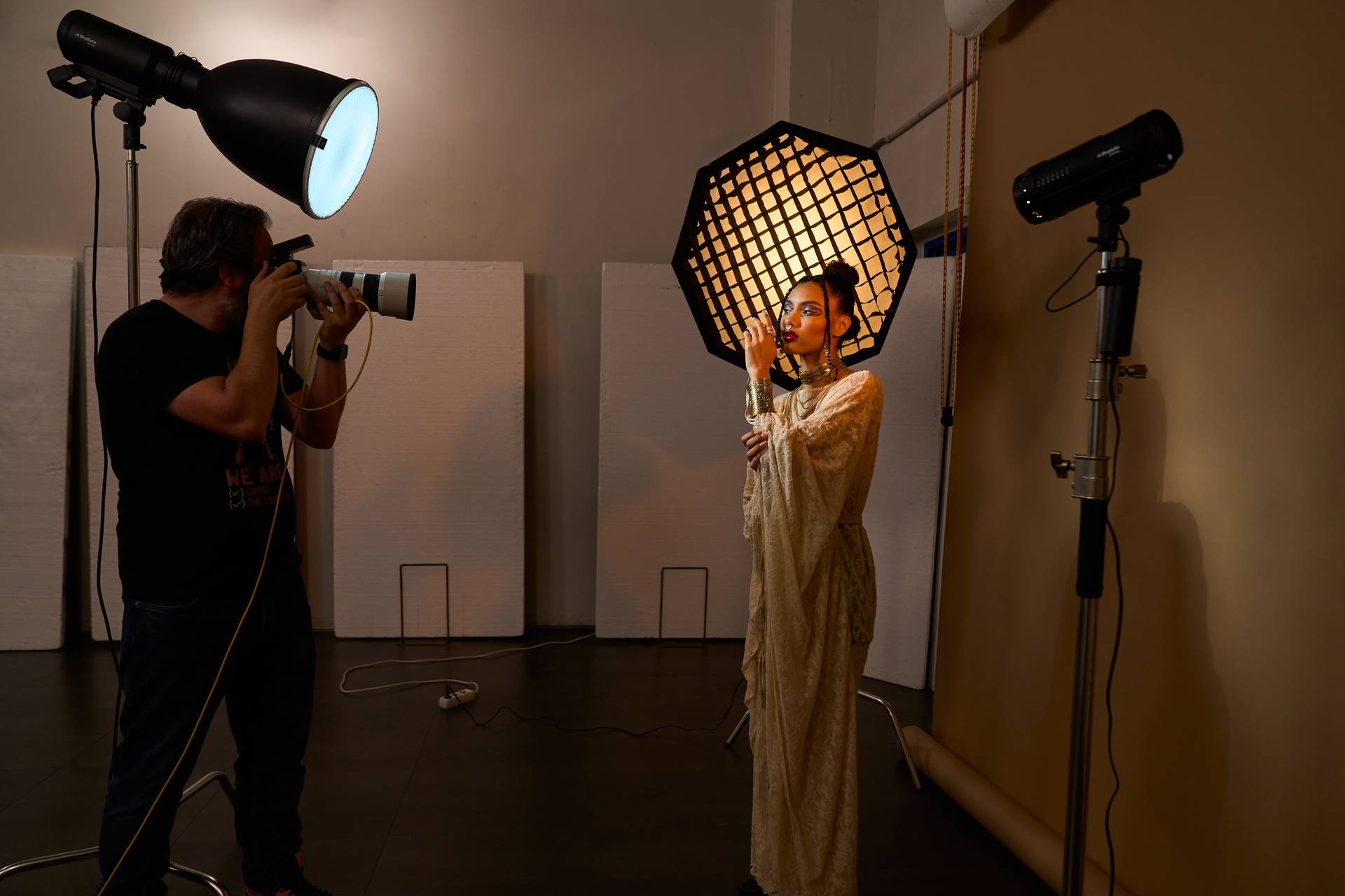 Flash vs luz continua: ¿cuál elegir según el tipo de fotografía? 8 profoto telezoom white rodrigo rivas 737 large