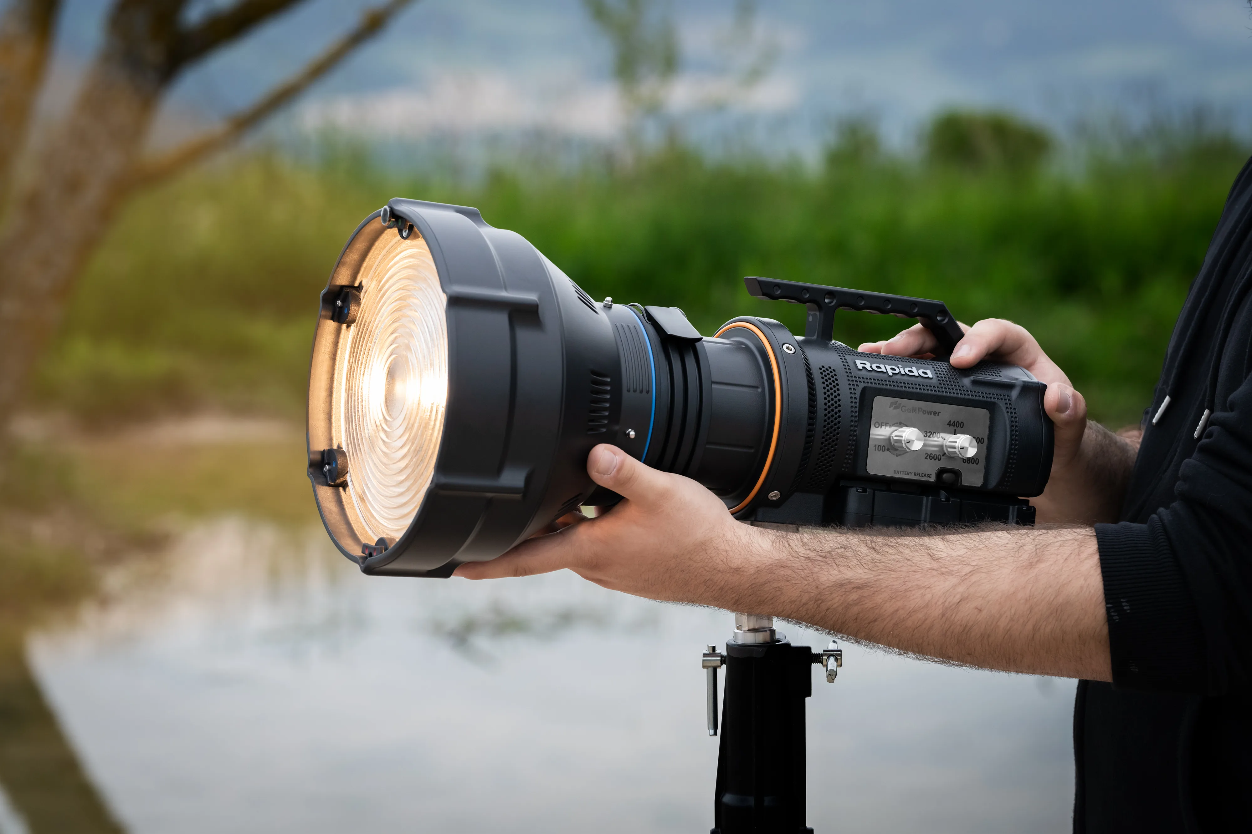 Maxima Rapida: Luz LED Cine Bi-Color V-Mount Portátil | 23.000 Lúmenes 11 Maxima Rapida: Luz LED Cine Bi-Color V-Mount Portátil | 23.000 Lúmenes - Imagen 11