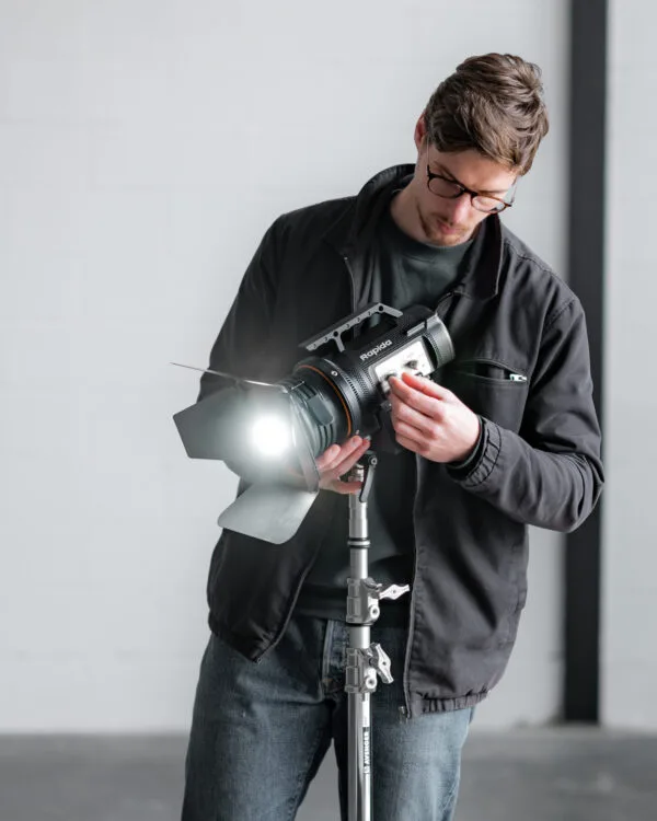 Maxima Rapida: Luz LED Cine Bi-Color V-Mount Portátil | 23.000 Lúmenes 24 Maxima Rapida: Luz LED Cine Bi-Color V-Mount Portátil | 23.000 Lúmenes