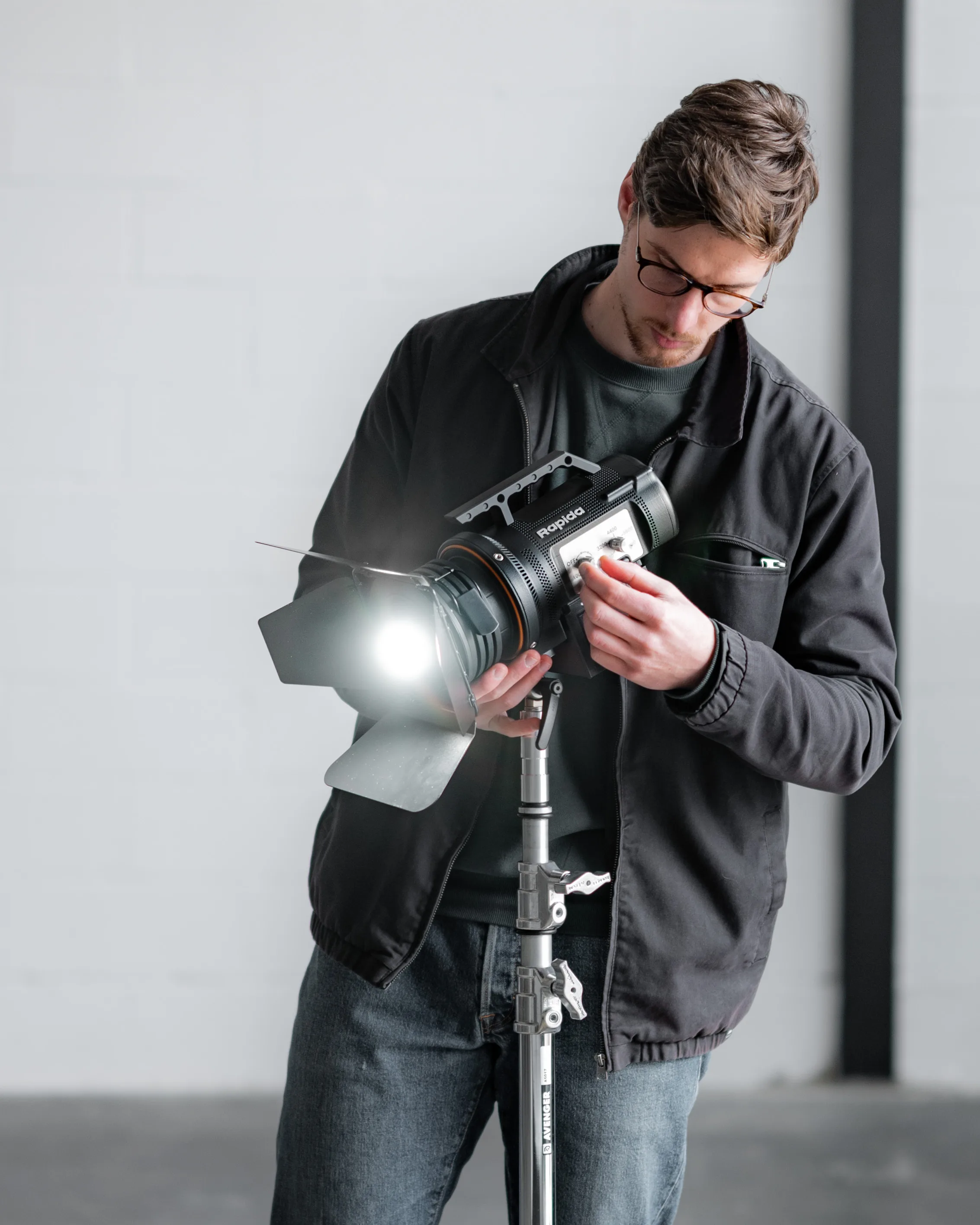 Maxima Rapida: Luz LED Cine Bi-Color V-Mount Portátil | 23.000 Lúmenes 12 Maxima Rapida: Luz LED Cine Bi-Color V-Mount Portátil | 23.000 Lúmenes - Imagen 12